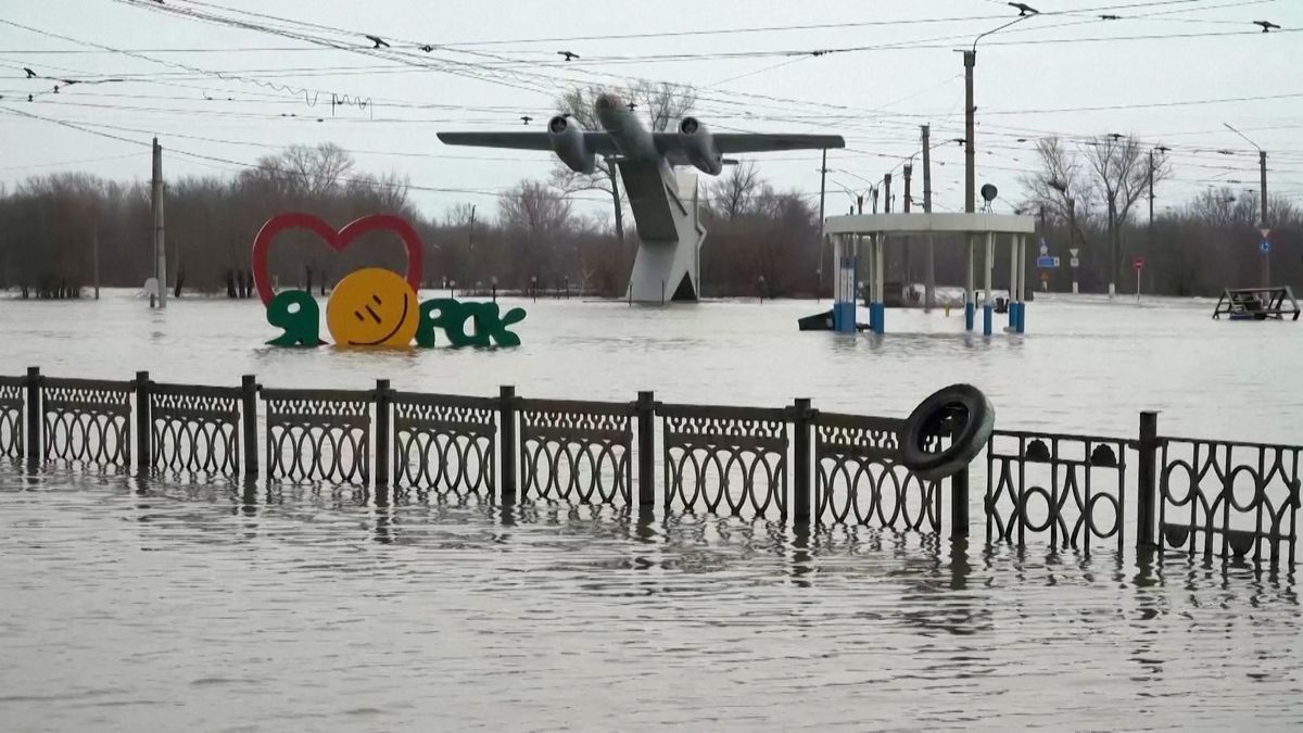 Rusko čelí katastrofálním povodním, zaplaveno je 13 000 domů, v Orsku se šíří žloutenka